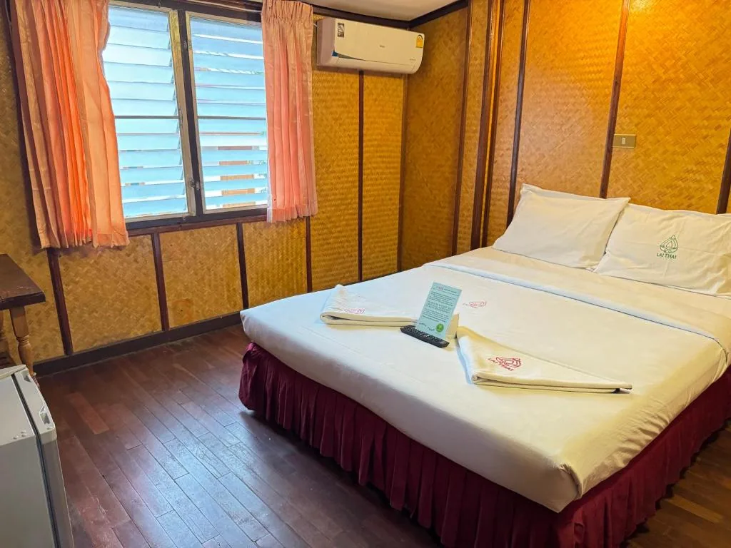 Double Room with Shared Bathroom — Collection O Khu Mueang