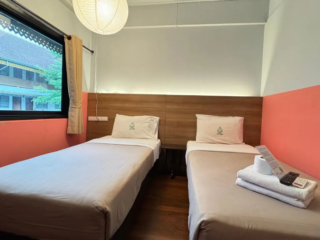 Standard Twin Room — Collection O Khu Mueang