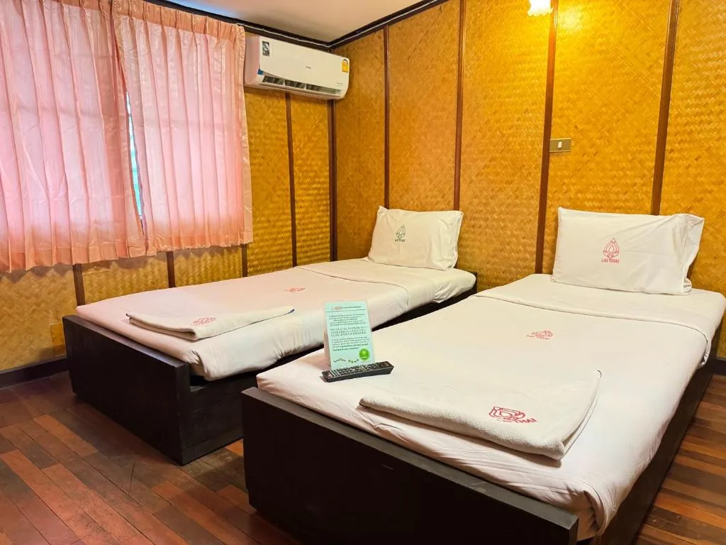 Twin Room with Shared Bathroom — Collection O Khu Mueang